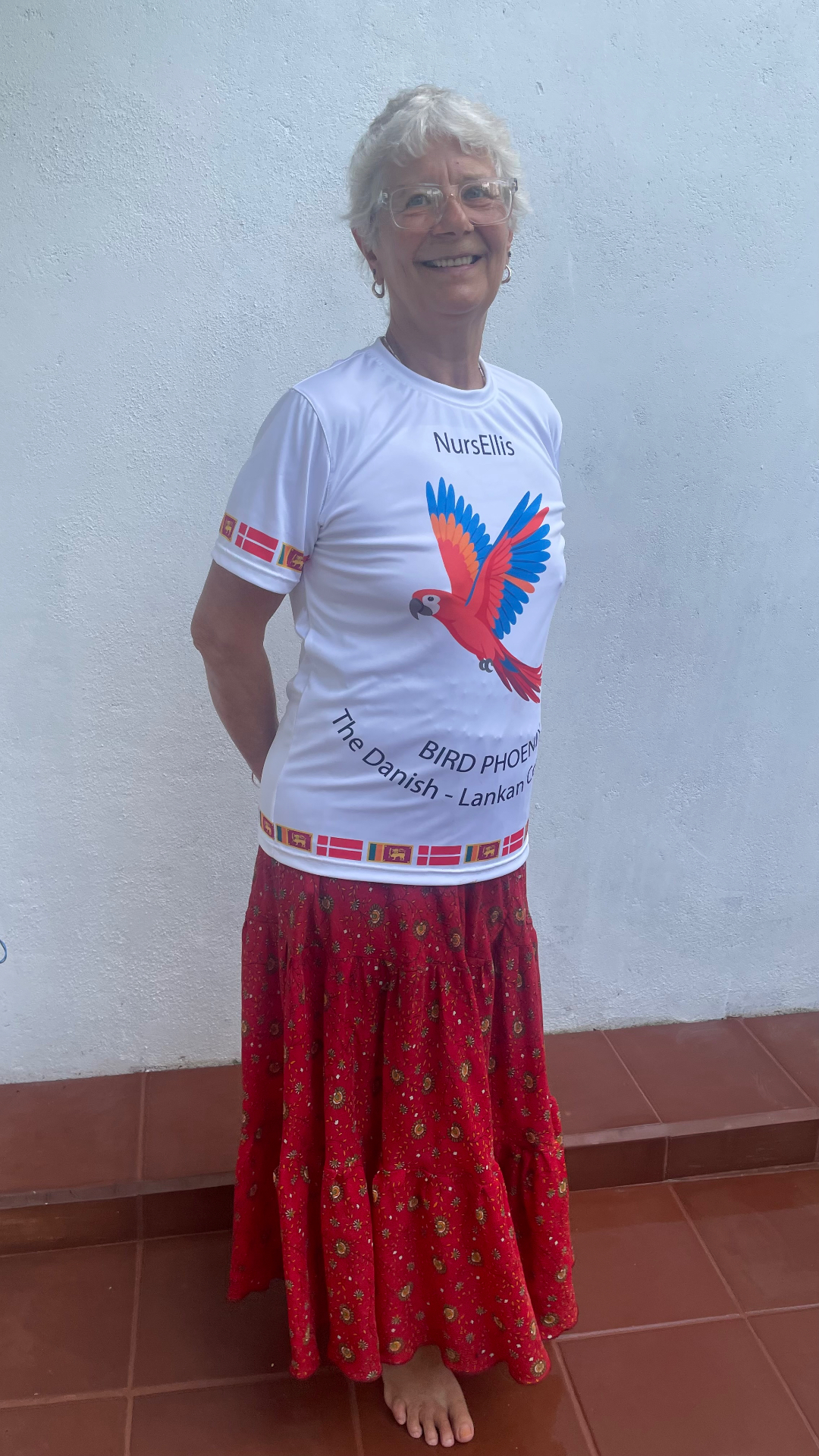 Ellis i Sri Lanka iført NursEllis-trøje med Bird Phoenix-logoet